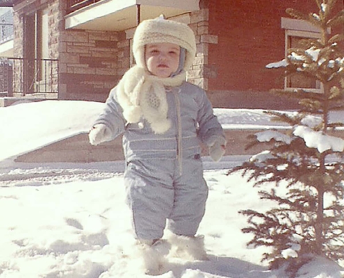 Photo d'un petit enfant marchant dans la neige