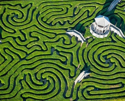 Photo aérienne d'un labyrinthe végétal