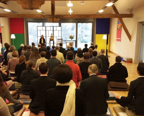 Photo de pratiquants méditant pendant un stage de l'École occidentale de méditation