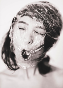 Photo d'une femme ayant un film plastique autour de la tête
