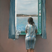 Image d'une femme, de dos, regardant par une fenêtre ouverte