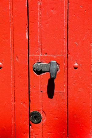 Image d'une porte rouge